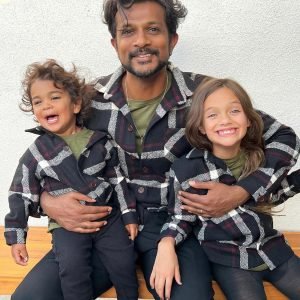Utkarsh Ambudkar wearing matching shirts from MANCUB with his kids